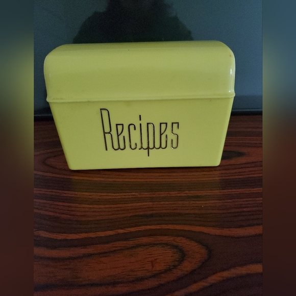 Vintage Yellow Recipes Box/plastic With Gold Writing/Retro Kitchen/lustro-ware - Picture 1 of 5